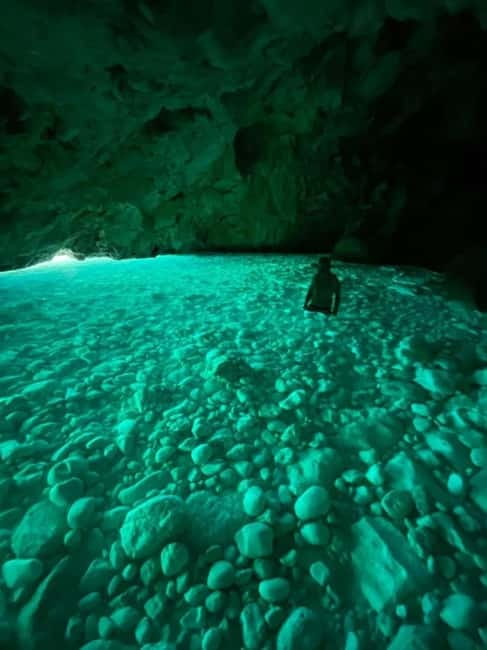 Grama Bay & Blue Cave: Snorkeling & Secret Beaches in Vlore - Grama Bay and the 20-minute hill walk