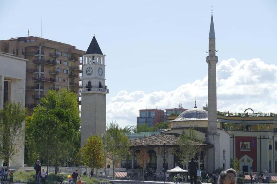 Guided tour in Tirana - discoveries, history, culture (in FRENCH) - A useful first look at Tirana’s many layers