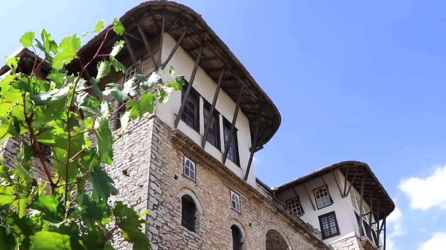 RED LINE: VIP daily tour with SUV: Vlore-Gjirokaster-Permet - Who will enjoy this day most