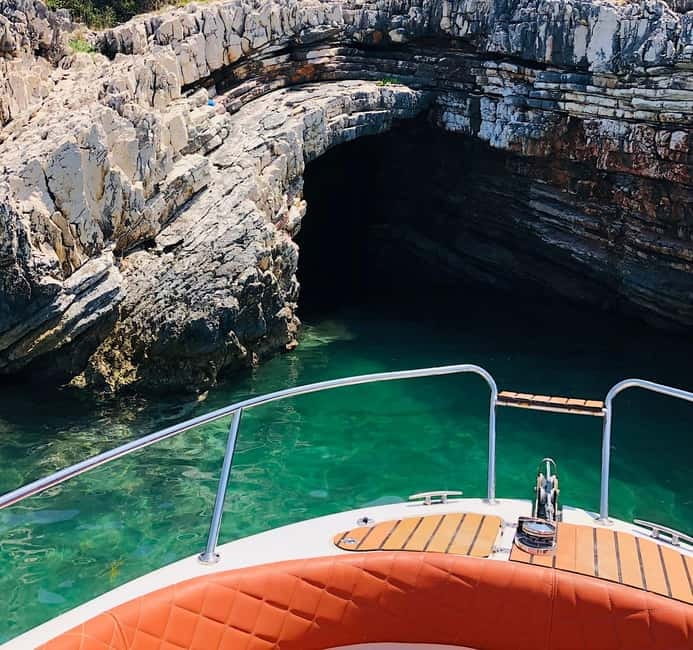 Sarandë:Krorez Boat Tour with Free Umbrella&Snorkelling mask - What the boat setup means for your day