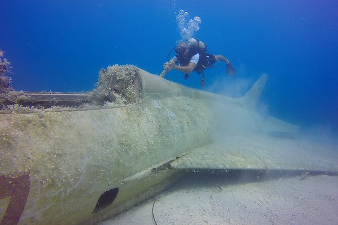 Scuba Diving in MIG-21 wreck - A close look at the cockpit and tail