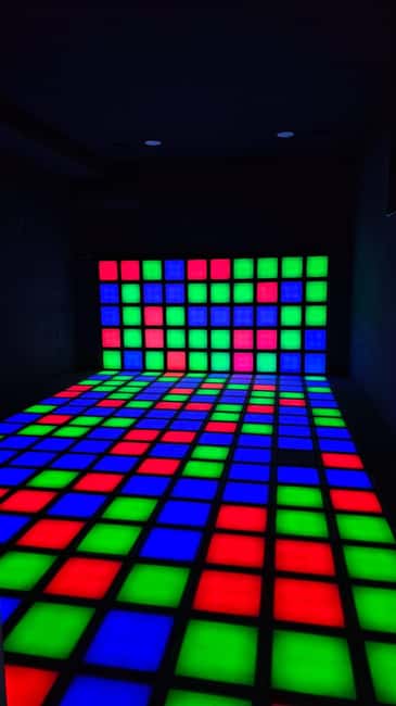 The Floor is Lava in Tirana Escape Room - Staff, language, and the welcome