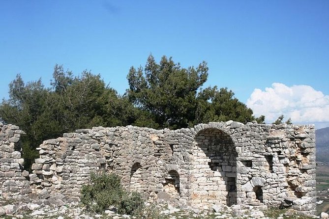 Tour of Saranda - Saranda Embankment and the old entrance to Onhezmus